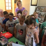 Powiększ zdjęcie Uczniowie podczas oglądania wystawy - Moje hobby, moja pasja
