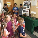 Powiększ zdjęcie Przedszkolaki podczas oglądania wystawy - Moje hobby, moja pasja