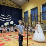 Powiększ zdjęcie Uroczysta akademia z okazji Dnia Mamy i Taty przygotowana przez uczniów klas I-III