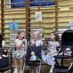 Powiększ zdjęcie Scenka przygotowana przez uczniów klas I-III podczas akademii z okazji Dnia Mamy i Taty 
