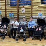 Powiększ zdjęcie Scenka przygotowana przez uczniów klas I-III podczas akademii z okazji Dnia Mamy i Taty 