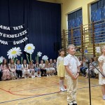 Powiększ zdjęcie Akademia z okazji Dnia Mamy i Taty w szkole