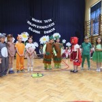 Powiększ zdjęcie Przedstawienie przygotowane przez przedszkolaków z okazji Dnia Mamy i Taty
