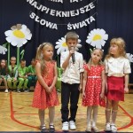 Powiększ zdjęcie Uroczystość Dnia Mamy i Taty w przedszkolu