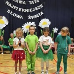 Powiększ zdjęcie Uroczystość Dnia Mamy i Taty w przedszkolu