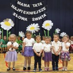 Powiększ zdjęcie Uroczystość Dnia Mamy i Taty w przedszkolu