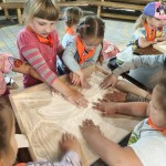 Powiększ zdjęcie Przedszkolaki podczas warsztatów pieczenia proziaków w Osadzie Kochany